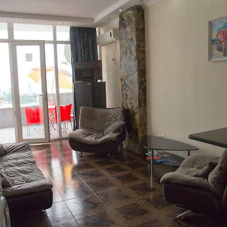 Apartment Miracle Батуми Экстерьер фото