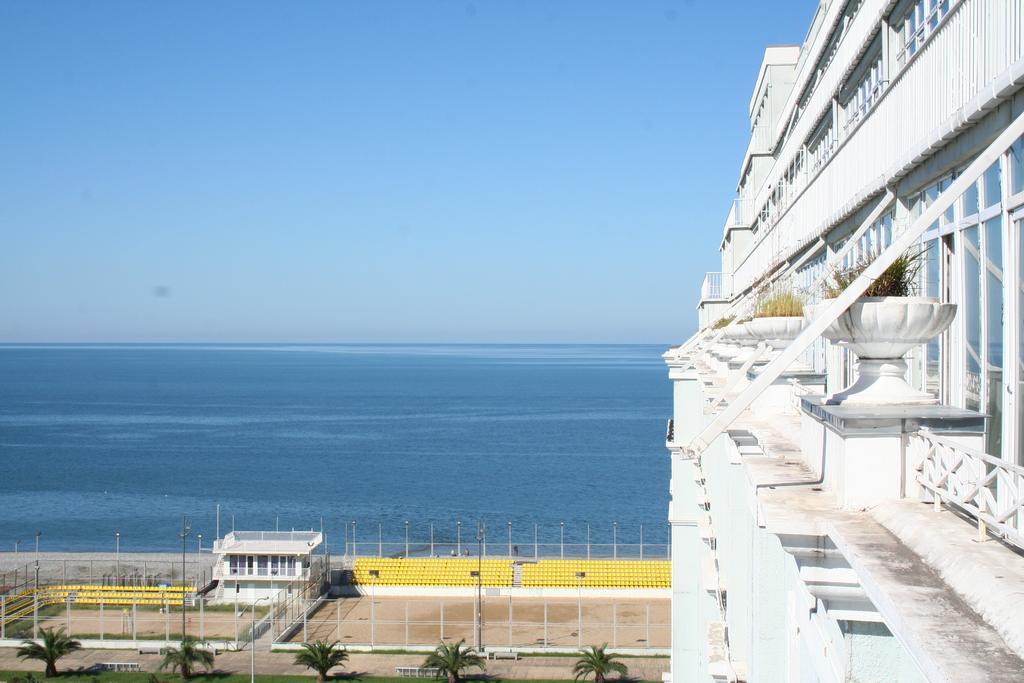 Apartment Miracle Батуми Экстерьер фото