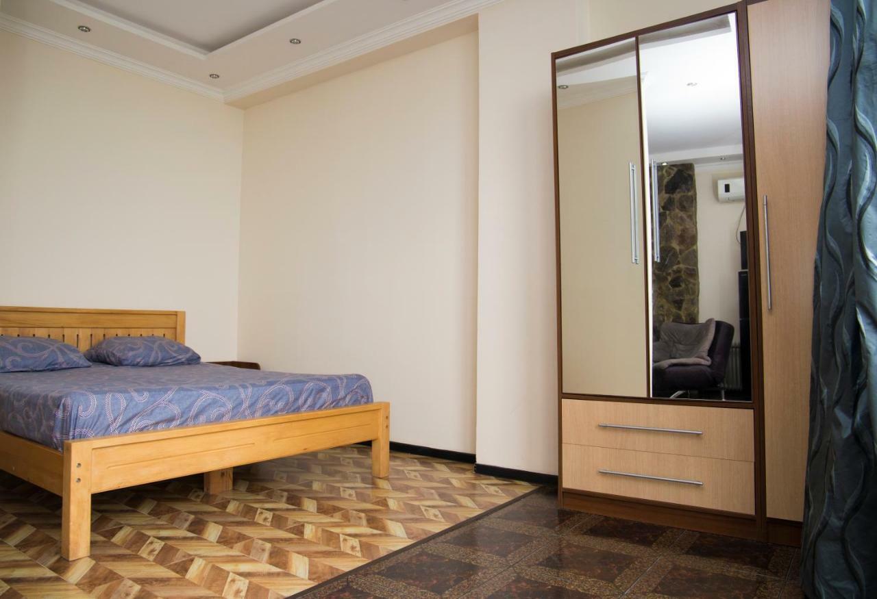 Apartment Miracle Батуми Экстерьер фото
